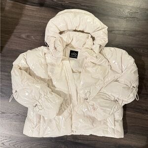 ALO Yoga Stunner Glossy Ivory Puffer Jacket
